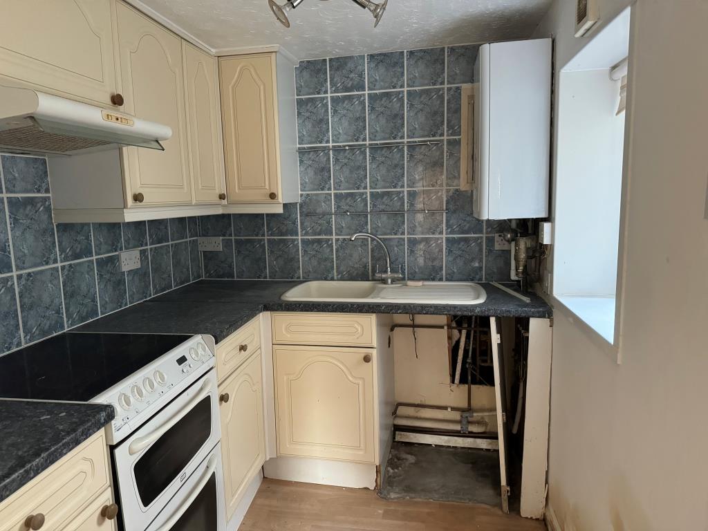 Lot: 80 - TWO-BEDROOM GROUND FLOOR FLAT FOR IMPROVEMENT - Fitted kitchen units